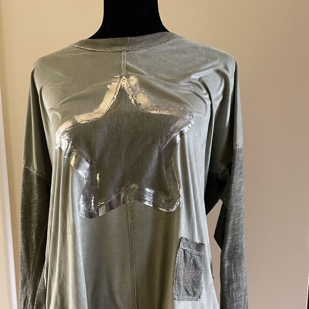 Cute star themed shimmery  pullover top. Size M. NWT